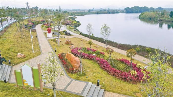 滨河公园吸引不少游人。