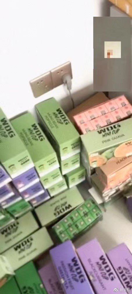 3月11日，一名违禁电子烟代理在视频通话中，向记者展示他的库存。手机截图