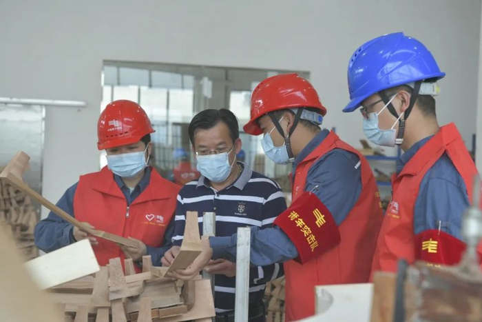 为保障供电辖区内企业的生产用电，在安顺市普定县，南方电网当地供电局组织青年突击队主动上门开展用电服务。陈娟摄