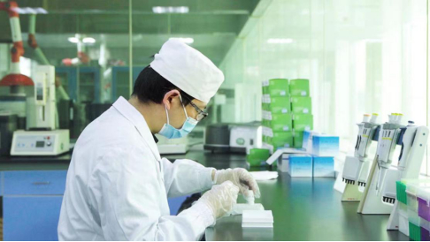 　　金锣化验员进行生猪宰后检测