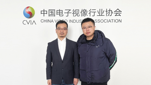 　　*左侧为协会副秘书长董敏,右侧为坚果投影CTO张聪