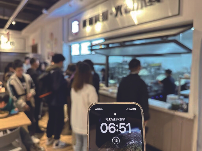     早上6点51分，面食米线窗口学生已排起长队。
