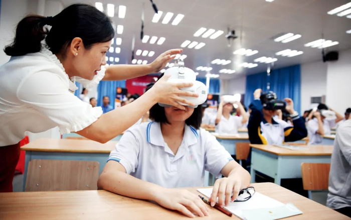  2017年4月，海南海口市的一所中学，学生们通过VR一体机上地理课。图/视觉中国