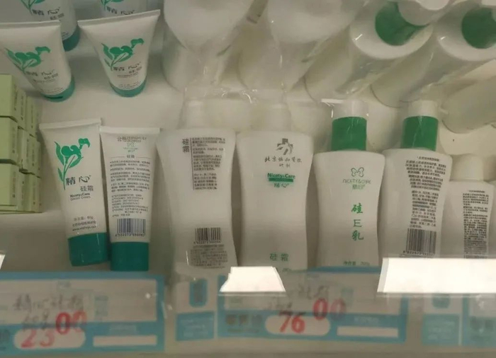 ▲硅霜在医院橱窗，医院里有两种规格出售（新旧款包装有变化）