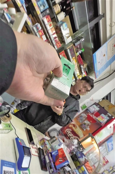 3月上旬，浙江杭州，记者发现一学校附近便利店有售奶茶杯电子烟。新京报记者 李阳 摄 
