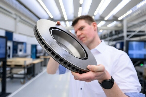 　　图三：通快员工正在检查激光熔覆后的刹车盘