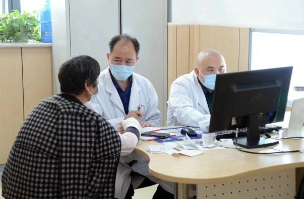     枣庄市立医院医生细致问诊