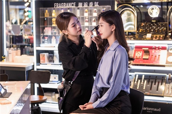 　　图注:屈臣氏BA提供化妆服务