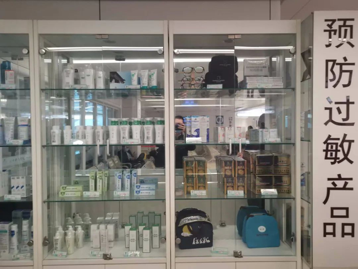 ▲硅霜在北京协和皮肤科预防过敏产品橱窗中