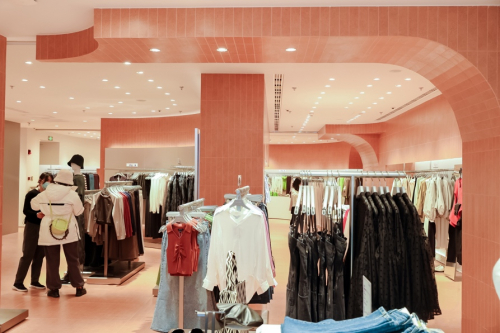 　　UR 北京王府井 APM 店从“雕刻&蜕变”的设计概念出发