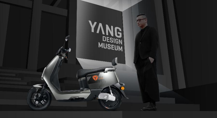 　　设计师杨明洁与雅迪冠能3 E9 GT大师版