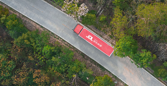 随着规模效应的提升以及与德邦物流之间协同效应的进一步释放，京东物流的盈利能力有望继续提升，公司投资价值也有望迎来重估。