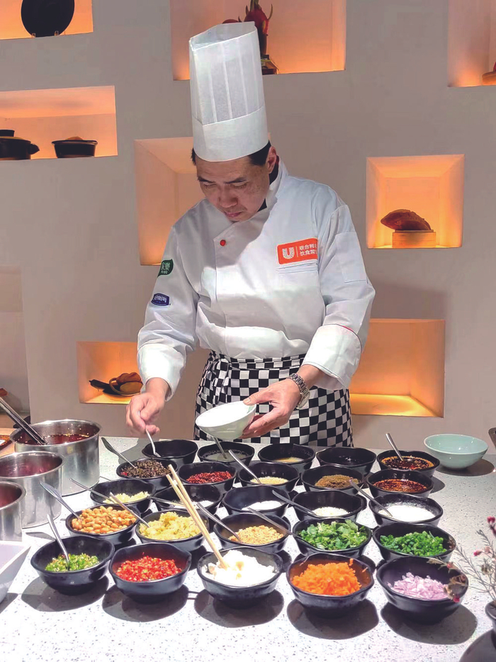     工作中的谭礼国 受访者供图