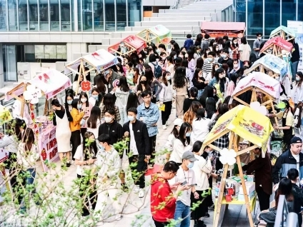 　　图片:名创优品携手维也纳酒店春日漫游计划活动现场