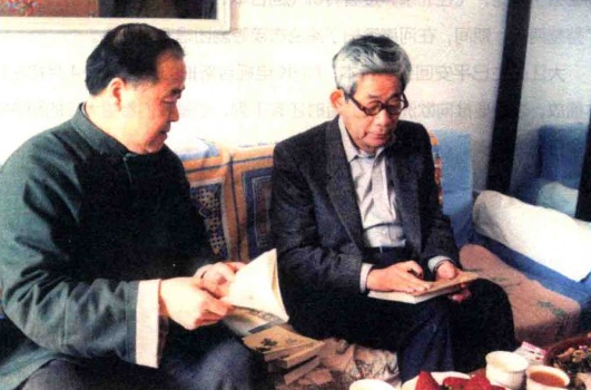 ↑大江健三郎在莫言家做客 据管谟贤《大哥说莫言》