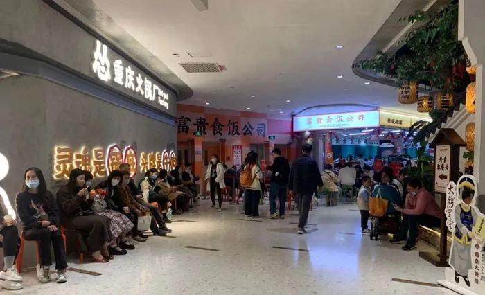 △到饭点的富力海珠城，大部分店都排队