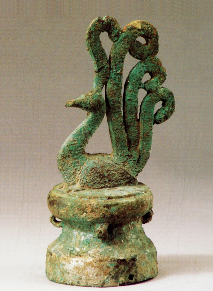 ▲青铜凤形拐杖头