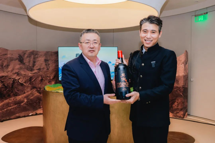 张裕股份总经理孙健先生向著名演员、张裕老朋友李乃文先生赠送龙谕大酒