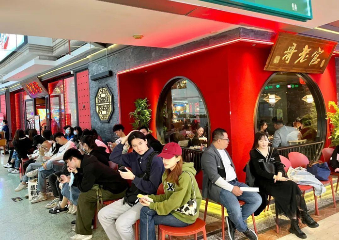 △餐厅门口排队的食客