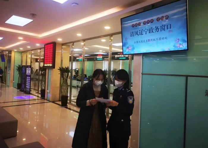 图为辽宁省公安出入境管理部门移民管理警察耐心解答群众咨询。