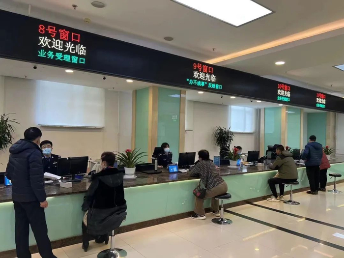 图为辽宁省公安出入境管理部门移民管理警察为申请人办理证件。