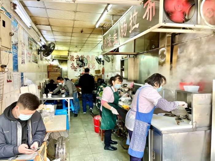 △早餐时间，阿姨们忙着制作肠粉