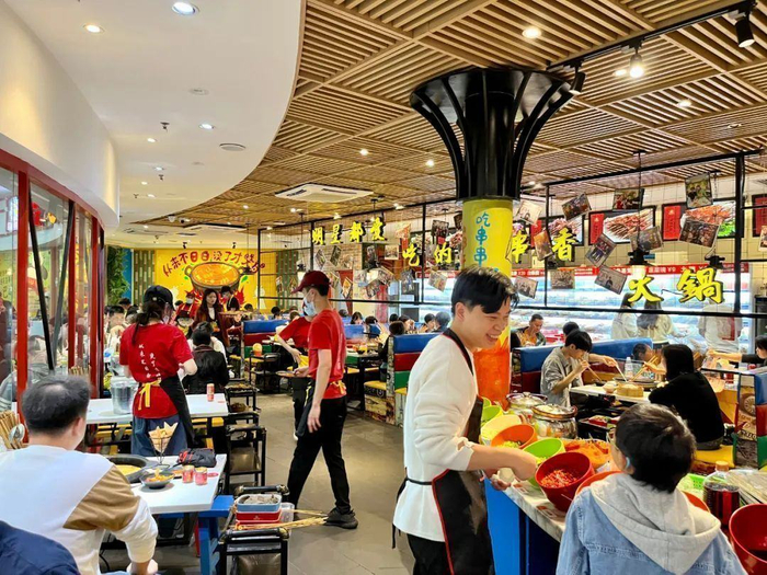 △店外排起长队，店内服务员忙着翻台