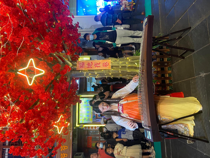 现场古筝表演。记者 孙春丽 摄