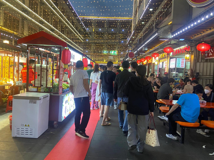 福地夜巷吸引不少市民“打卡”。记者 孙春丽 摄