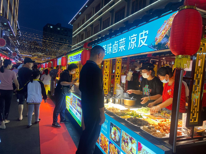 福地夜巷人头攒动。记者 孙春丽 摄