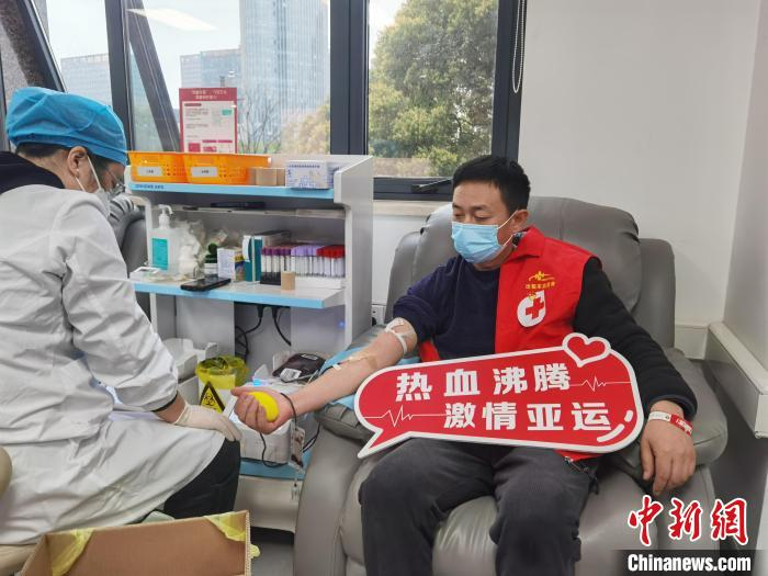 “的哥”参与无偿献血。浙江省红十字会供图
