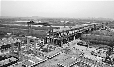 公轨合建桥施工现场 记者 王晓峰 摄