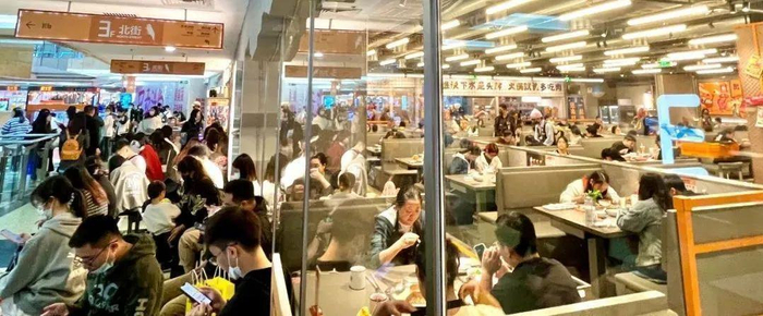 △店里店外都一片火热