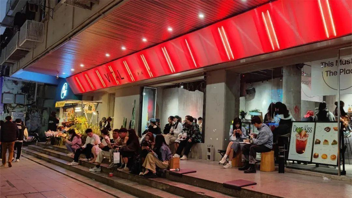 △年轻人扎堆的咖啡店