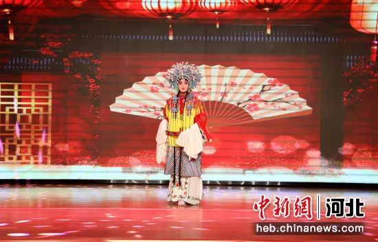 图为河北省永清县永清宴饮食民俗文化博物馆开馆仪式上正在进行的传统京剧表演。张锦 摄