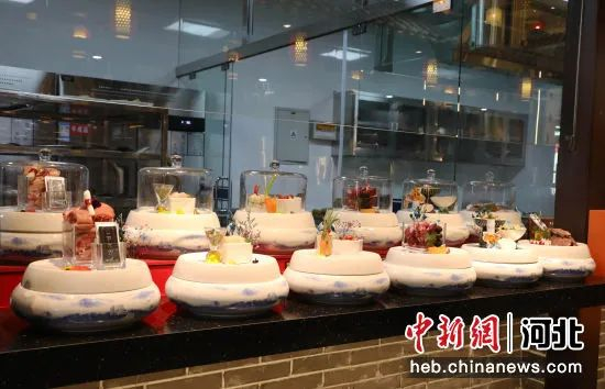 图为河北省永清县永清宴饮食民俗文化博物馆内，厨师制作的特色美食。张锦 摄