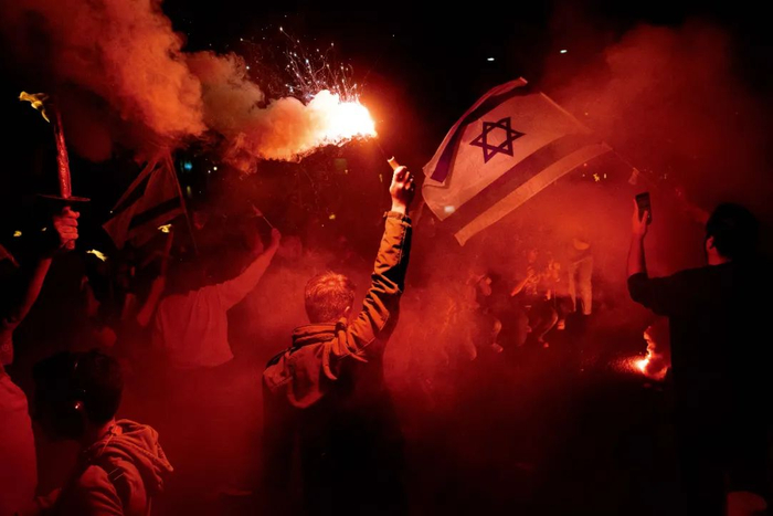 3月9日，人们在以色列特拉维夫街头举行抗议。图/视觉中国