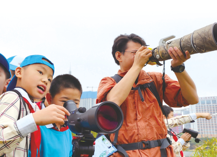 科普指导老师带领青少年观察鸟类活动。记者 程勇可摄