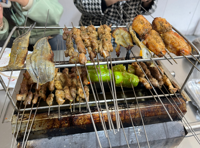 李青和室友正在围炉吃淄博烧烤；受访者供图