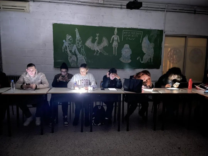 △黎巴嫩大学中文系的学生“秉烛夜读”