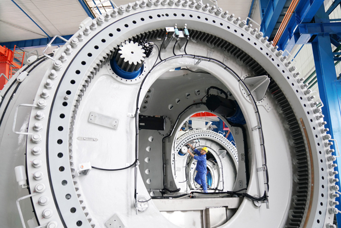 国企改革再次“加速”。图为中国一重集团有限公司风电装备生产制造厂生产车间，工人进行生产作业&nbsp;新华社图