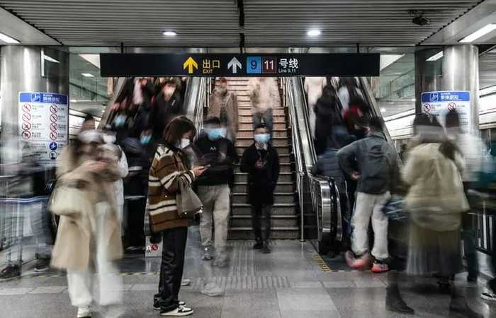 乘客在上海轨道交通1号线徐家汇站内行走。新华社记者 丁汀 摄