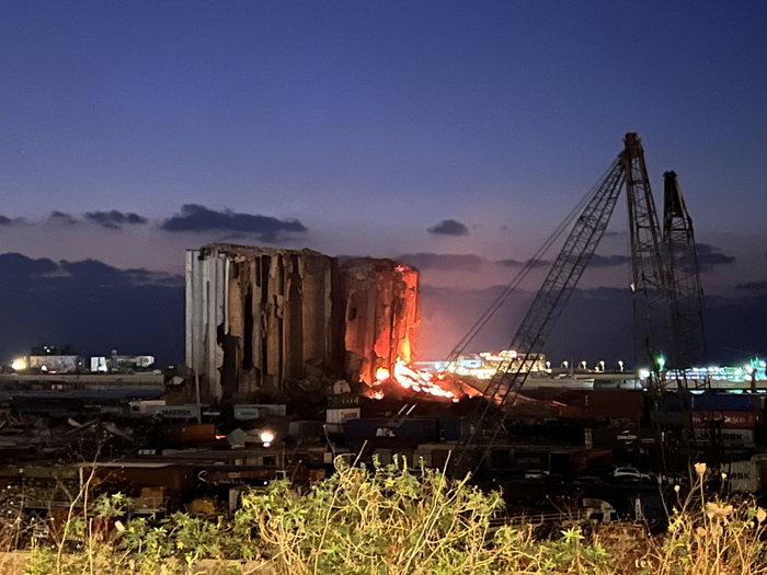 △燃烧中的贝鲁特港谷仓遗存