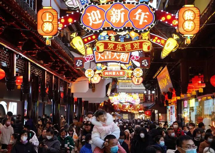 元宵节前，上海豫园人潮涌动，热闹非凡。（2月3日摄）新华社记者 刘颖&nbsp;摄