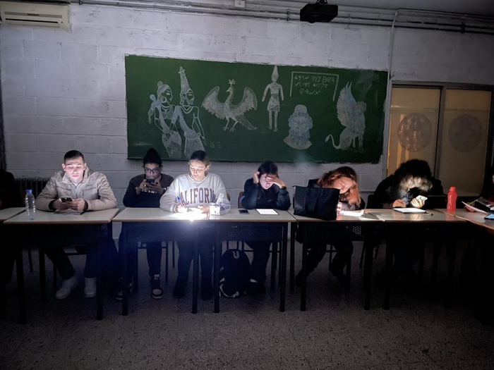 △黎巴嫩大学中文系的学生“秉烛夜读”