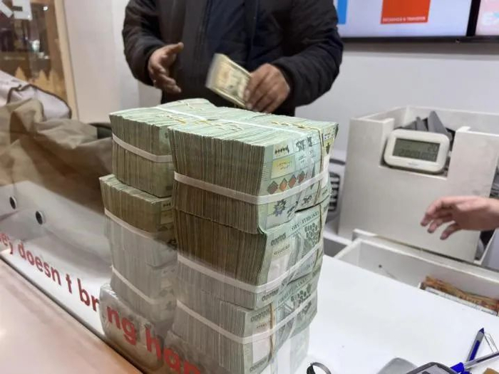 △街头货币兑换点高高堆积的黎巴嫩镑