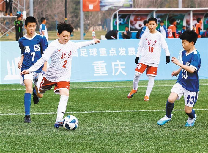 比赛中小队员起脚打门 记者 谢伟 摄