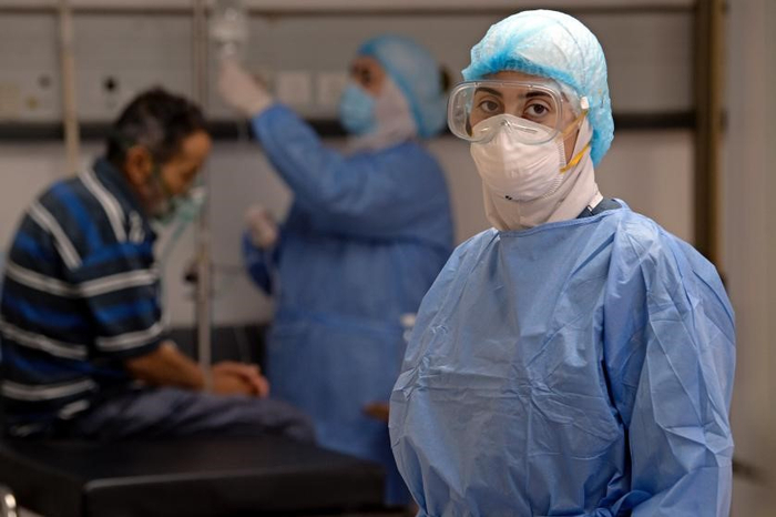 △新冠疫情期间穿戴防护服的护士