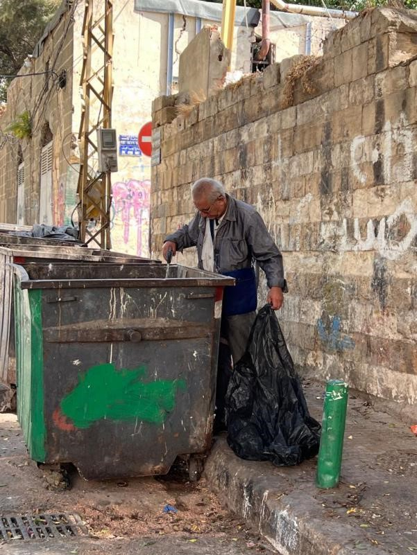 △贝鲁特街头的拾荒老人