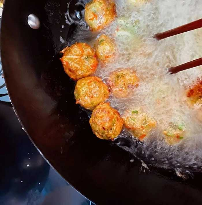 退休后，JRLEE在家里炸丸子。